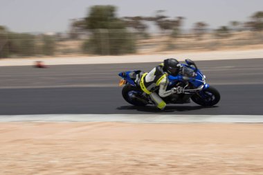 Antrenman gününde bir yarış pistinde motosiklet yarışı 