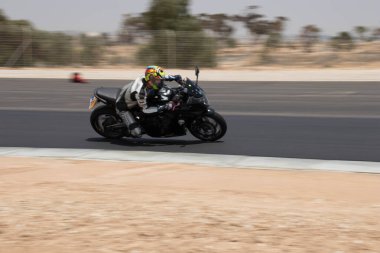 Antrenman gününde bir yarış pistinde motosiklet yarışı 