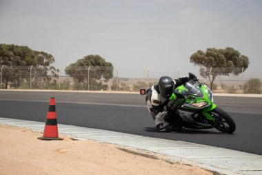 Antrenman gününde bir yarış pistinde motosiklet yarışı 