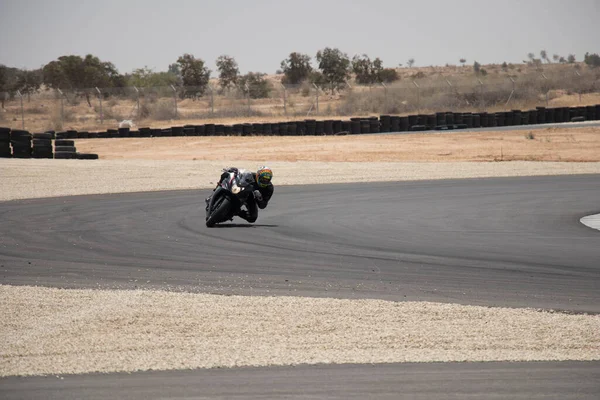 Antrenman gününde bir yarış pistinde motosiklet yarışı 