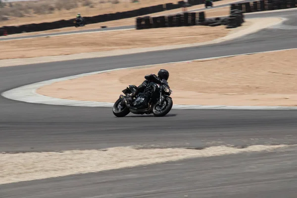 Antrenman gününde bir yarış pistinde motosiklet yarışı 