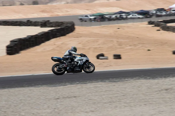 Antrenman gününde bir yarış pistinde motosiklet yarışı 