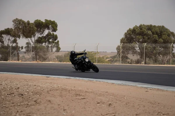 Antrenman gününde bir yarış pistinde motosiklet yarışı 