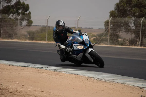 トレーニング日のレーストラックでのオートバイの競争 — ストック写真