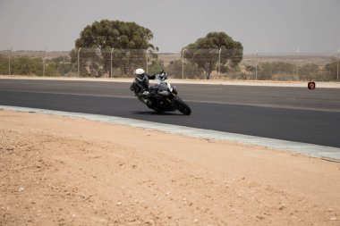 Antrenman gününde bir yarış pistinde motosiklet yarışı 