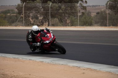 Antrenman gününde bir yarış pistinde motosiklet yarışı 