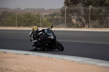 Antrenman gününde bir yarış pistinde motosiklet yarışı 