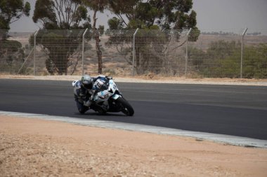 Antrenman gününde bir yarış pistinde motosiklet yarışı 