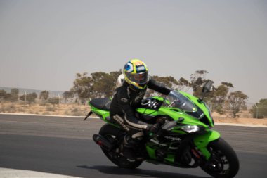 Antrenman gününde bir yarış pistinde motosiklet yarışı 