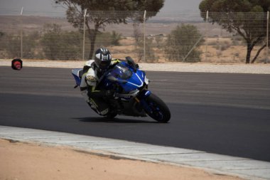 Antrenman gününde bir yarış pistinde motosiklet yarışı 