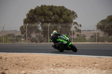 Antrenman gününde bir yarış pistinde motosiklet yarışı 