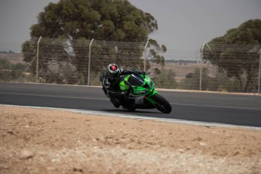 Antrenman gününde bir yarış pistinde motosiklet yarışı 