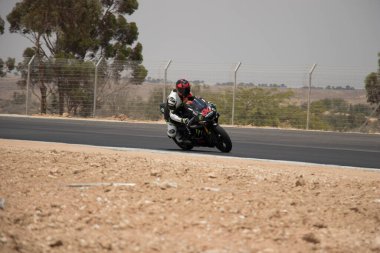 Antrenman gününde bir yarış pistinde motosiklet yarışı 