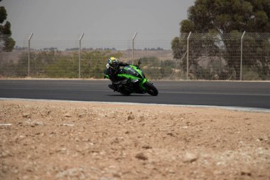 Antrenman gününde bir yarış pistinde motosiklet yarışı 