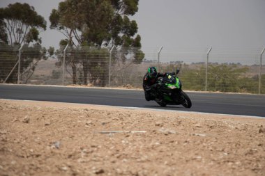 Antrenman gününde bir yarış pistinde motosiklet yarışı 