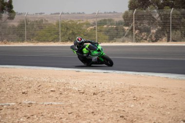 Antrenman gününde bir yarış pistinde motosiklet yarışı 