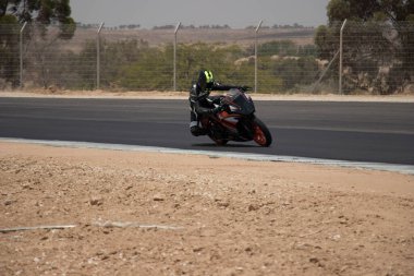 Antrenman gününde bir yarış pistinde motosiklet yarışı 