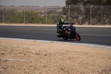 Antrenman gününde bir yarış pistinde motosiklet yarışı 