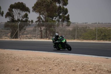 Antrenman gününde bir yarış pistinde motosiklet yarışı 