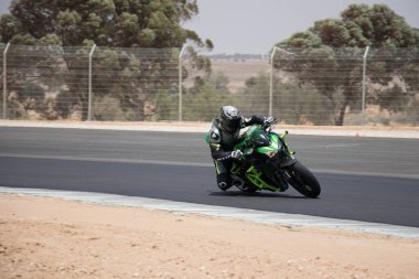 Antrenman gününde bir yarış pistinde motosiklet yarışı 