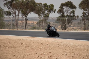 Antrenman gününde bir yarış pistinde motosiklet yarışı 