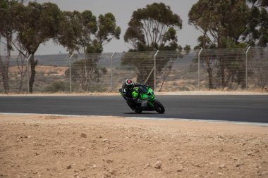 Antrenman gününde bir yarış pistinde motosiklet yarışı 