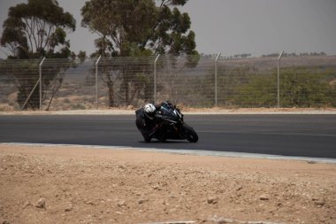 Antrenman gününde bir yarış pistinde motosiklet yarışı 