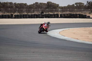 Antrenman gününde bir yarış pistinde motosiklet yarışı 