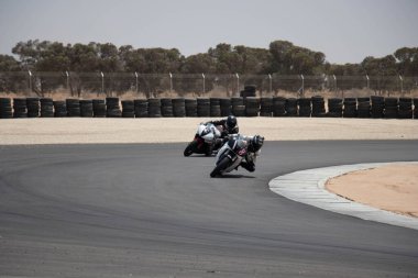 Antrenman gününde bir yarış pistinde motosiklet yarışı 