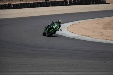 Antrenman gününde bir yarış pistinde motosiklet yarışı 