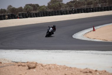 Antrenman gününde bir yarış pistinde motosiklet yarışı 