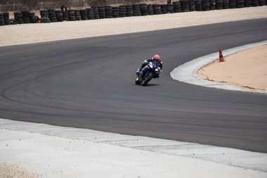 Antrenman gününde bir yarış pistinde motosiklet yarışı 