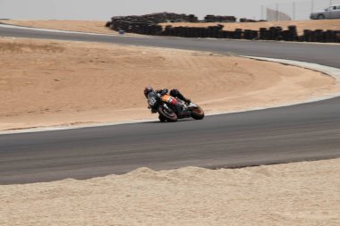 Antrenman gününde bir yarış pistinde motosiklet yarışı 