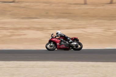 Antrenman gününde bir yarış pistinde motosiklet yarışı 