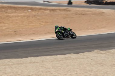 Antrenman gününde bir yarış pistinde motosiklet yarışı 