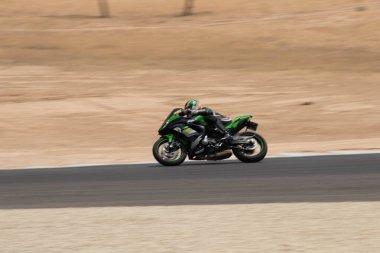 Antrenman gününde bir yarış pistinde motosiklet yarışı 