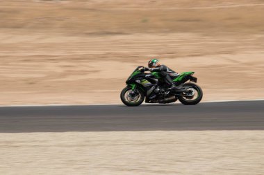 Antrenman gününde bir yarış pistinde motosiklet yarışı 