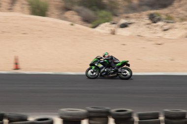 Antrenman gününde bir yarış pistinde motosiklet yarışı 