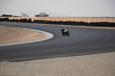 Antrenman gününde bir yarış pistinde motosiklet yarışı 