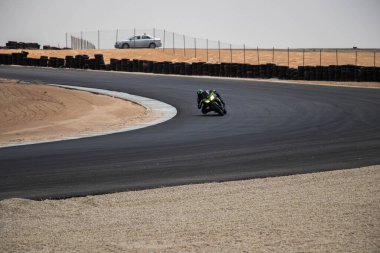 Antrenman gününde bir yarış pistinde motosiklet yarışı 