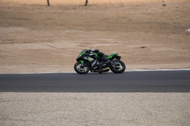 Antrenman gününde bir yarış pistinde motosiklet yarışı 