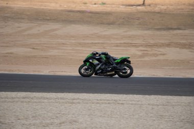 Antrenman gününde bir yarış pistinde motosiklet yarışı 