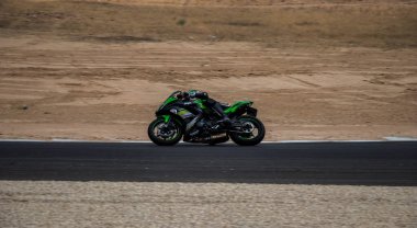 Antrenman gününde bir yarış pistinde motosiklet yarışı 