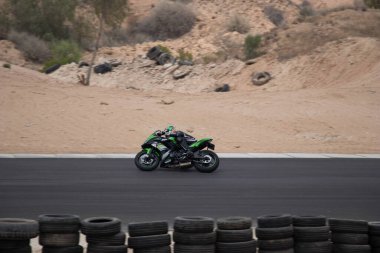 Antrenman gününde bir yarış pistinde motosiklet yarışı 