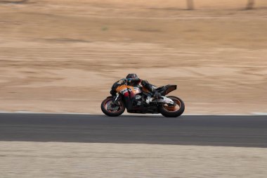 Antrenman gününde bir yarış pistinde motosiklet yarışı 