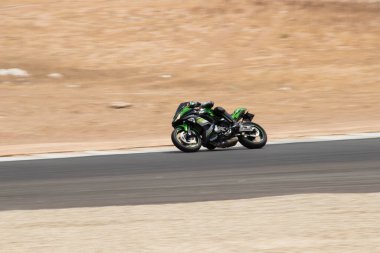 Antrenman gününde bir yarış pistinde motosiklet yarışı 