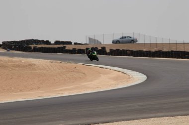 Antrenman gününde bir yarış pistinde motosiklet yarışı 