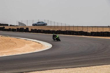 Antrenman gününde bir yarış pistinde motosiklet yarışı 