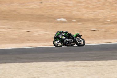 Antrenman gününde bir yarış pistinde motosiklet yarışı 