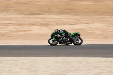 Antrenman gününde bir yarış pistinde motosiklet yarışı 